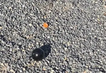 Cochonnet et boule de pétanque sur le terrain de la coupe