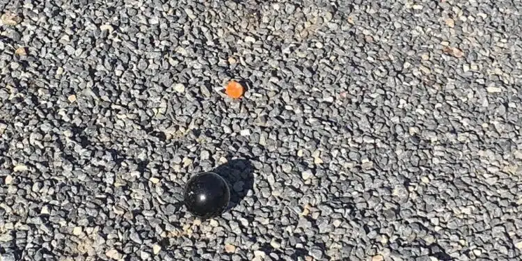 Cochonnet et boule de pétanque sur le terrain de la coupe