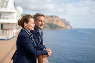 couple profitant d'une croisière en Méditerranée sur un yacht de luxe