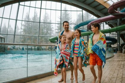 Famille souriante dans un parc aquatique intérieur en Bretagne