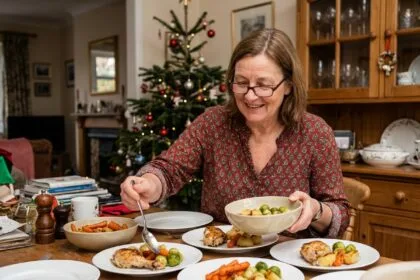 Femme servant des portions de repas de fête à une tablée