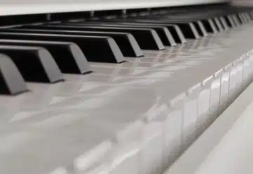 Une boutique d'instruments de musique vous propose des pianos droits de très grande qualité