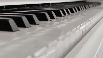 Une boutique d'instruments de musique vous propose des pianos droits de très grande qualité