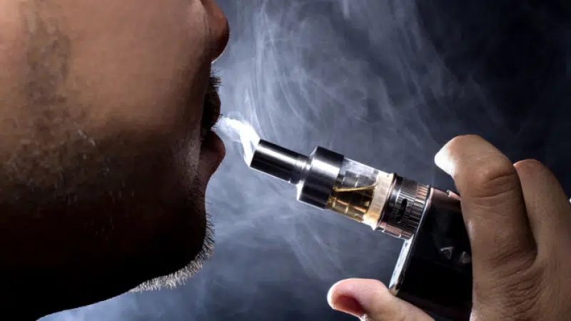 Vapoteur utilisant un appareil Cirkus en extérieur