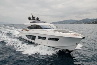 Yacht de luxe au design sportif inspiré des supercars sur la mer Méditerranée, symbolisant les critiques autour du Lamborghini 63